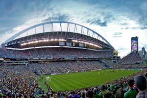 表现优异引爆全场！，费德勒意外战胜DWG赛场气氛高涨